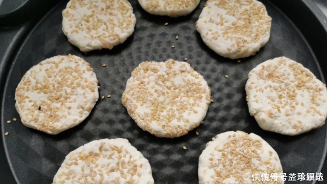 红糖浆|糯米粉最好吃的做法,开水一烫一搅,香甜酥脆,出锅孩子吃美了