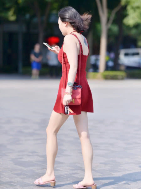 街拍穿红色连衣裙的小姐姐,气场全开自信满满