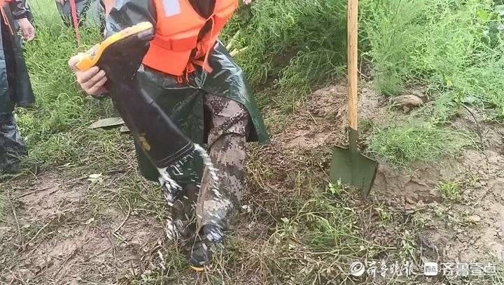 抢险|直击漳卫河冠县防汛一线！干群协力雨中抢筑“防洪墙”迎战大洪峰