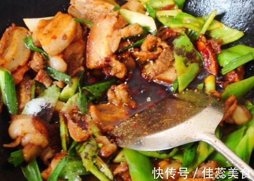蒜苗|五花肉新做法,3分钟学会,肥而不腻吃一次就上瘾,比红烧肉还香