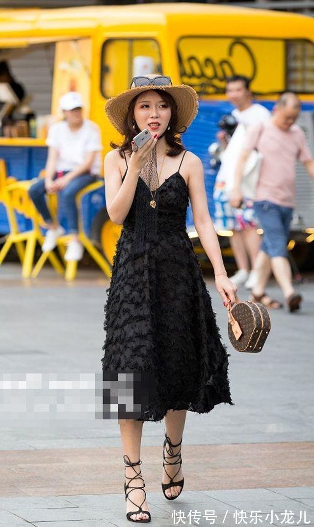 高跟鞋 俏丽的时尚小姐姐，休闲舒适的穿搭衬托出青春的活力