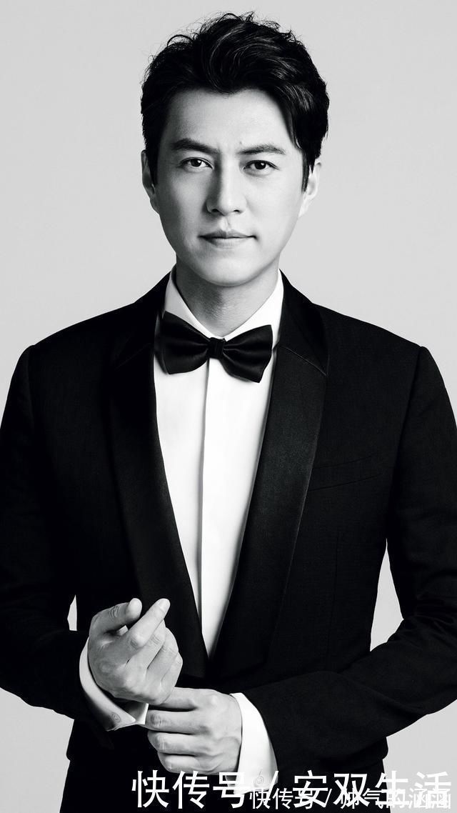 演员&演员靳东的书法不赖,字迹洒脱飘逸,字如其人,颠覆你的审美观