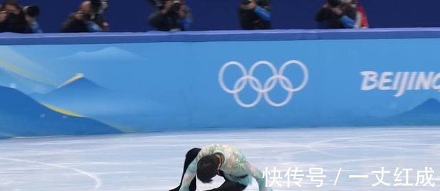 三连冠|热搜榜第一!羽生结弦摔倒瞬间,解说员沉默,观众惊呼不可思议