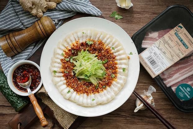 超爱|百吃不厌的蒜泥白肉,肉片蘸上浓郁蒜汁,好吃不腻,有肥肉也超爱