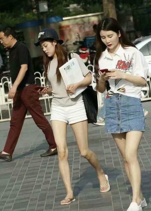 身材|街头拍摄:长发美女身材既性感又迷人