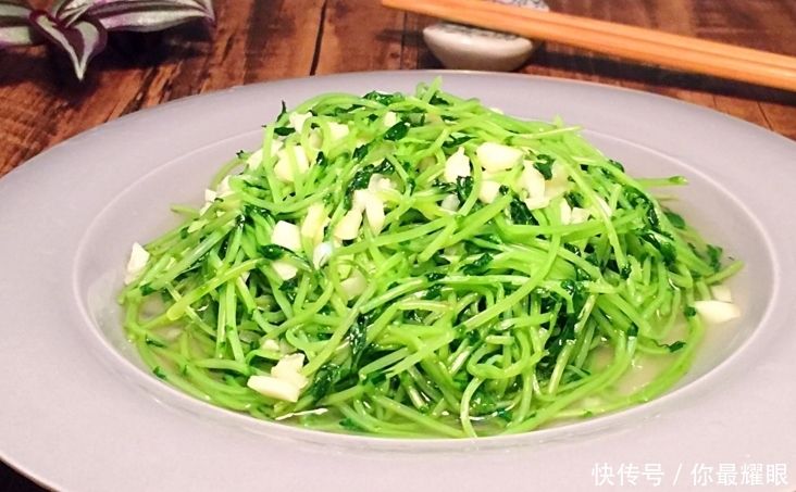 女性不想肚子鼓鼓,可多吃此菜,促进脂肪燃,皮肤更水润