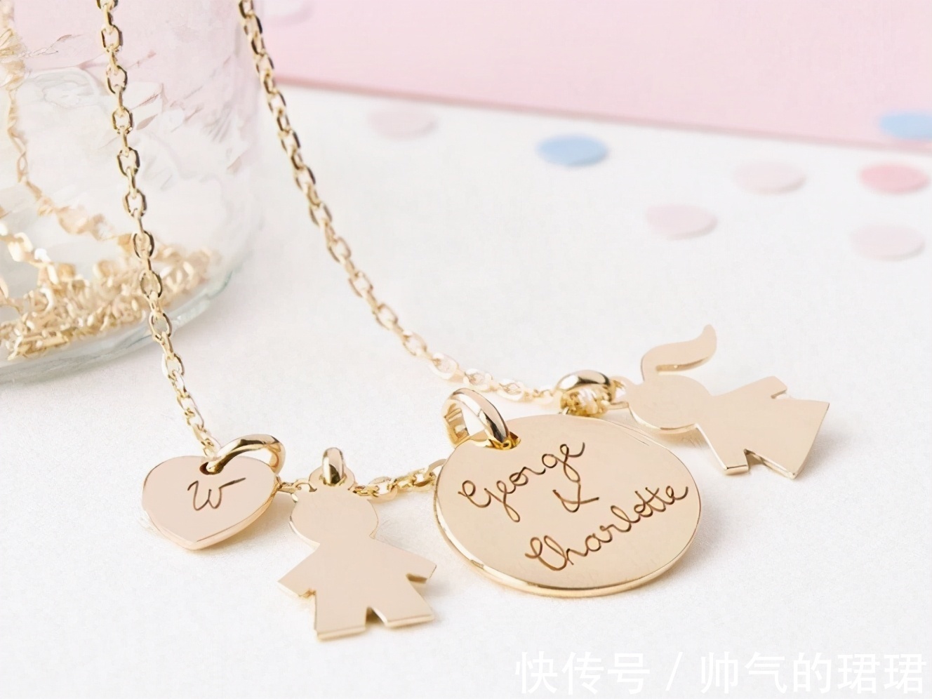 伊丽莎白 卡米拉的蛇形项链20年前做情人时查尔斯送的,蛇蝎气质一目了然