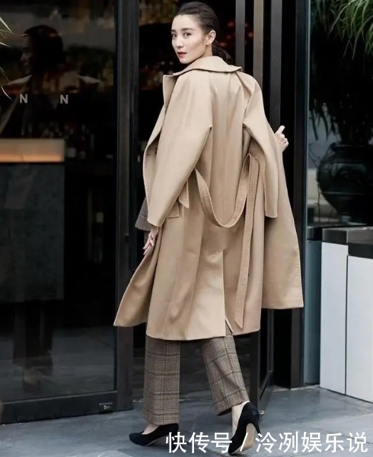 中年的女人,穿大衣少配打底裤,学学明星的“气质”穿法,很减龄