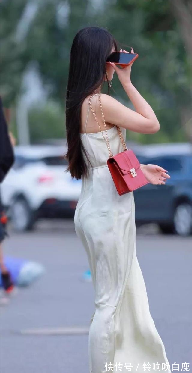 街拍 美女一身白色吊带连衣裙优雅大气,配上凉拖,仙女范十足!