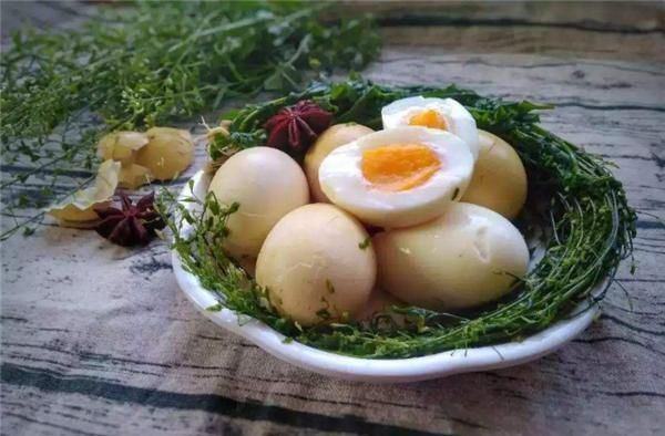 鸡蛋煮熟后，别只会用冷水泡，水中加“1物”，蛋壳轻松就剥掉！