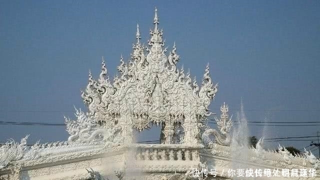 泰国寺庙|泰国寺庙的厕所也太奢侈了，金碧辉煌如宫殿，游客尿急也不敢上