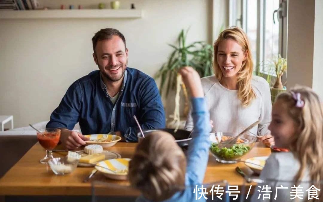 父母|孩子吃饭时有3种表现,父母一定要及时纠正,不然将来多半被嫌弃