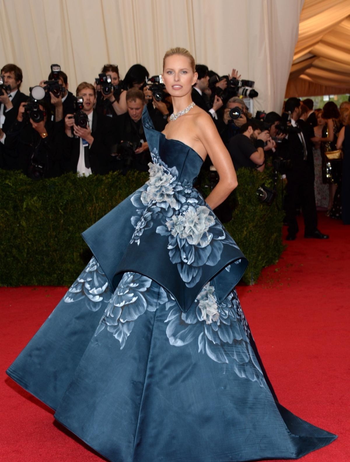 met|经典回顾: 捷克超模大KK卡罗莱娜·科库娃Met Gala的10大造型集锦