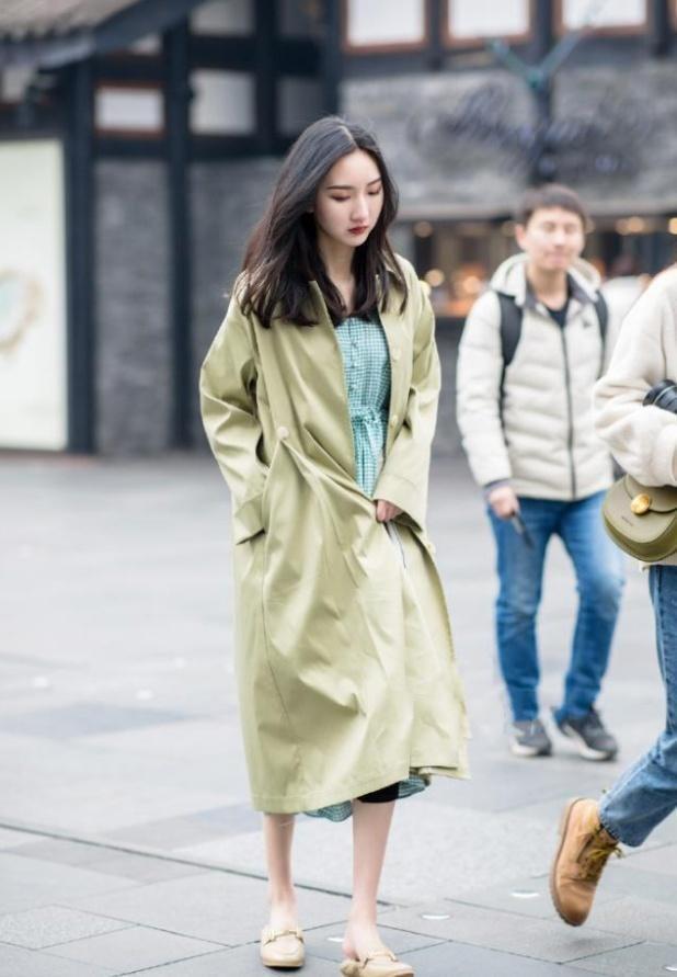 街拍穿紧身破洞牛仔裤的小姐姐,清秀的长相,看起来很是养眼