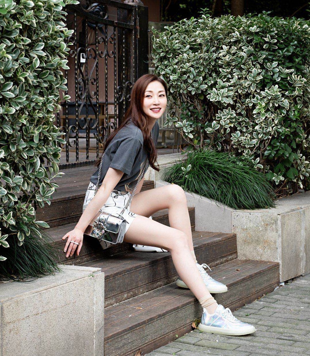 香港第一美腿万绮雯曝美照,49岁逆龄颜值,闪婚被宠20年无子 - 360娱乐,你开心就好