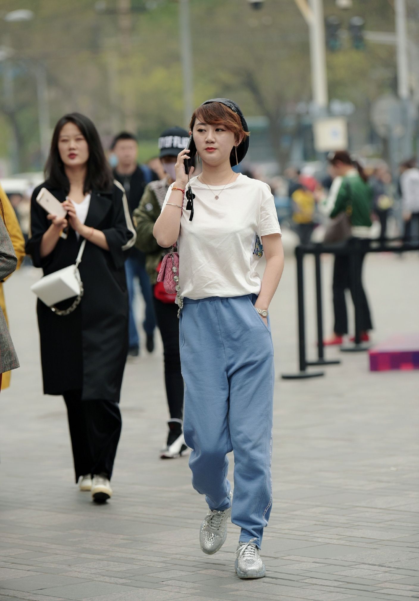 街拍小姐姐一件简单的T恤搭配牛仔短裤，少女感十足