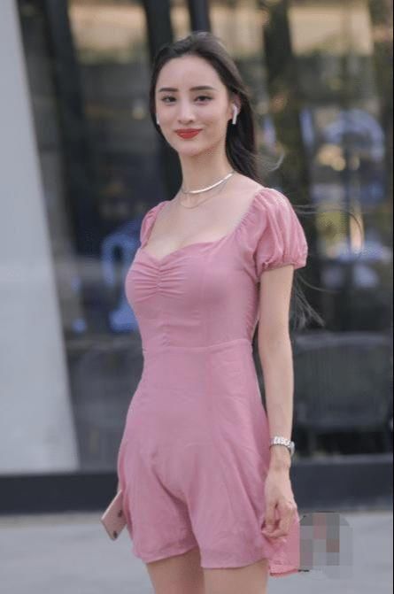 粉色连衣裙|一件粉色连衣裙，穿出少女和少妇两种感觉，这就是心动的感觉！