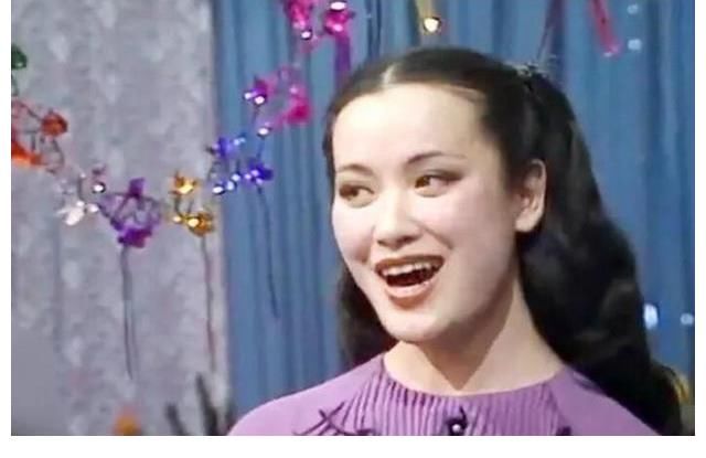 严顺开|83首届春晚，郑绪岚唱《牧羊曲》半空演醉拳，严顺开的哑剧被遗忘