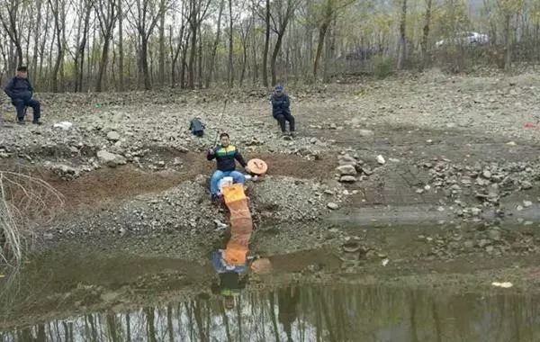 一五一十的告诉你:冷天钓鲫鱼,我这样用小药,饵料一下水就有口