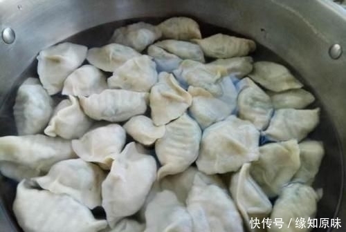  不粘锅|煮饺子时清水里加两物，饺子不破皮、不粘锅、Q弹每家厨房都有