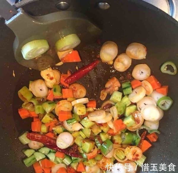 特色美食宫保鸡丁，香辣而味浓，堪称川菜中的经典之作