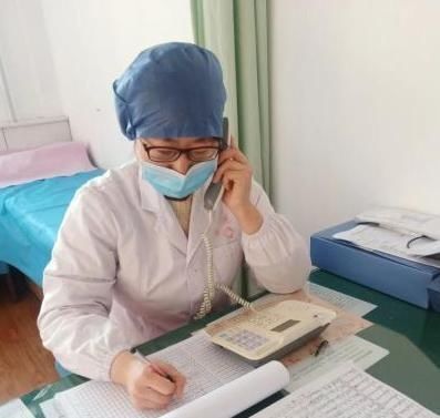 医院|孩子高烧医院排队400号,医生只顾打私人电话,网友:家长活该