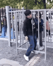 |搞笑GIF:单身久了 还有哪项秀恩爱的姿势不会