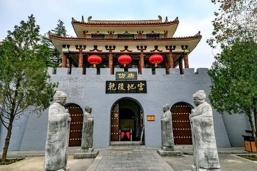 走进仿唐乾陵地宫，游客见到武则天牌位，不由倒吸一口凉气