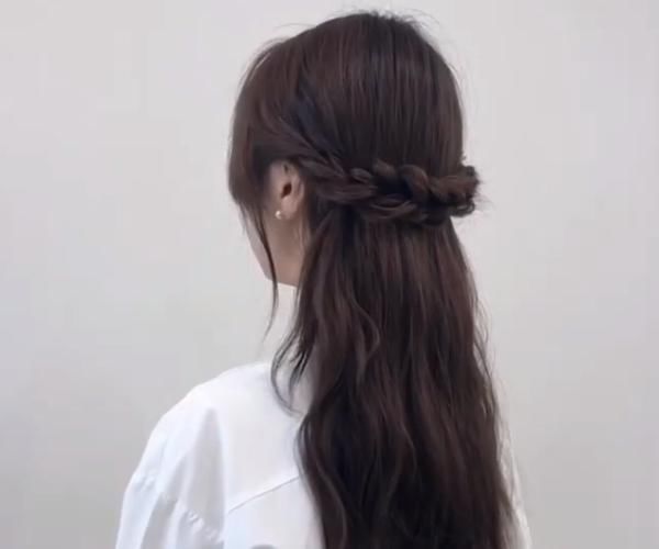 女孩换了款优雅编发后,没想到整个人气质都变了,女生:真的好好康