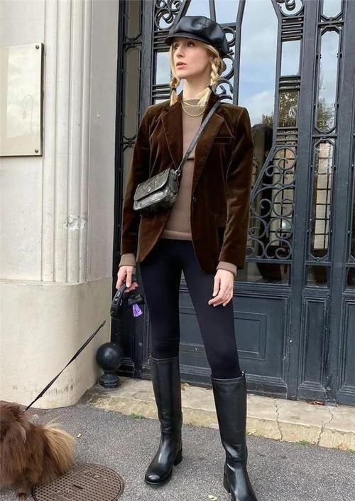 今年靴子裹“无痕裤”的穿法火了,配大衣、羽绒服都好看,真时髦