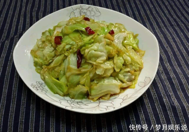  道菜|包菜是最简单的，但想要又脆又香的炒菜，多加一个食材更鲜嫩