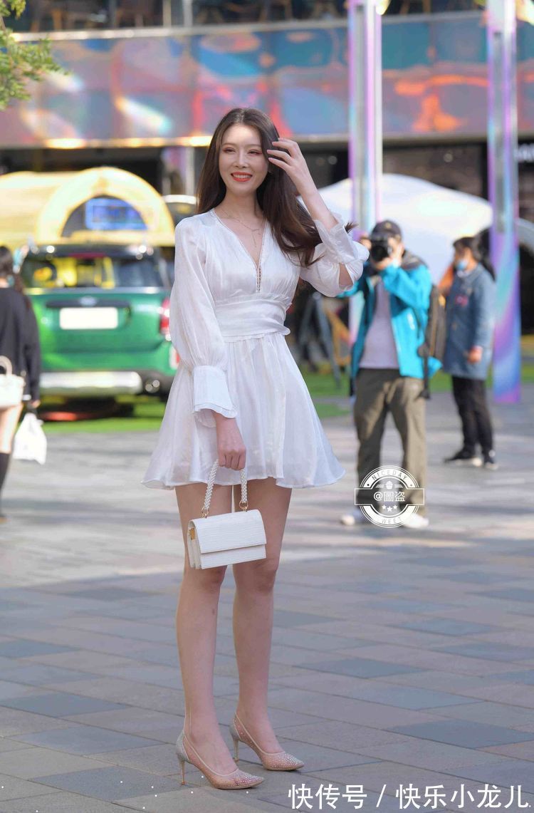 小姐姐 穿着一身连衣裙的小姐姐,修身的版型凸显身材,真佩服她