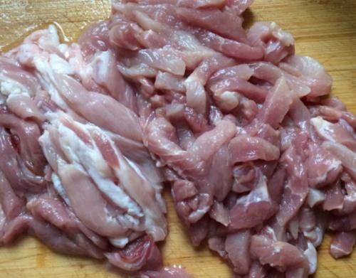 炸酥肉怎么做才不回软？用料很关键，放对3样，酥肉香酥不易回软