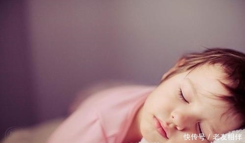 睡姿|睡觉时，侧卧会压到心脏？什么样的睡姿才正确？