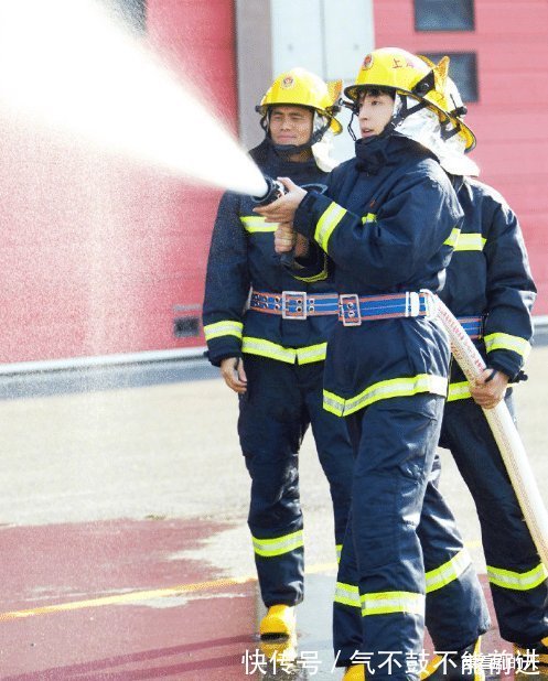 极限挑战|极限挑战：贾乃亮、雷佳音满眼泪水，龚俊鞠躬致敬最美逆行者