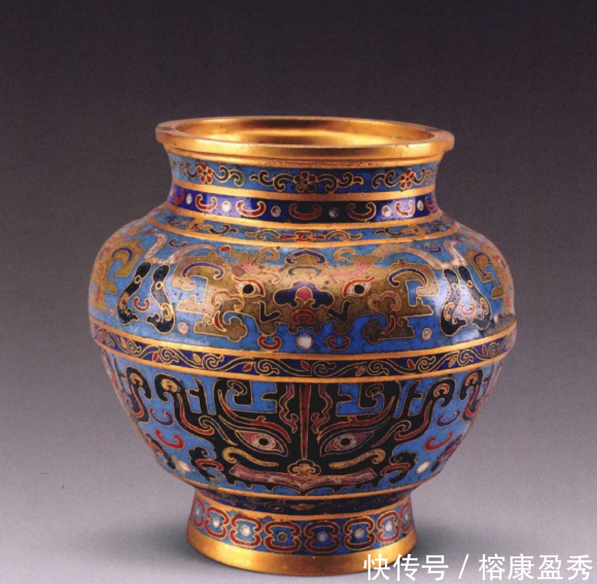 故宫珍藏珐琅器,乾隆时期仿古之作,造型庄重古朴,釉色纯正典雅