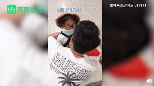 萌娃|爸妈牵手游故宫,留萌娃自己推婴儿车!网友:父母是真爱孩子是意外