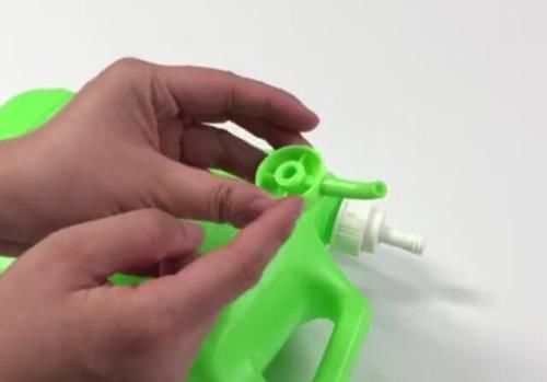 洗洁精的按压嘴不要扔,粘在门上这样用,解决了很多人的大问题