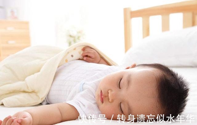 被子|爸爸带双胞胎儿子睡觉,父子三人姿势神同步,网友亲生的没跑了