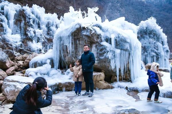 大河|大河网景｜河南云台山冰瀑景观美不胜收 游客络绎不绝