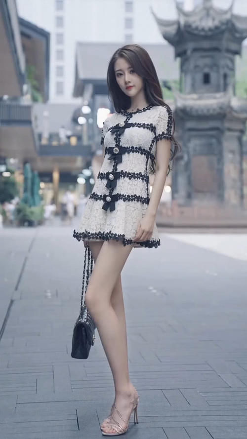 街拍白色雪纺连衣裙,穿出气质美少女,甜美风也能不失性感