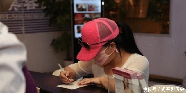 鲁豫有约|“粉红宝宝”:为了美13年整形200多次,如今只能坐在轮椅上