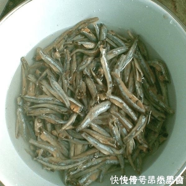 大热天的, 我炒了这个菜, 香极了, 下饭也下酒, 老公一人吃了一锅米饭