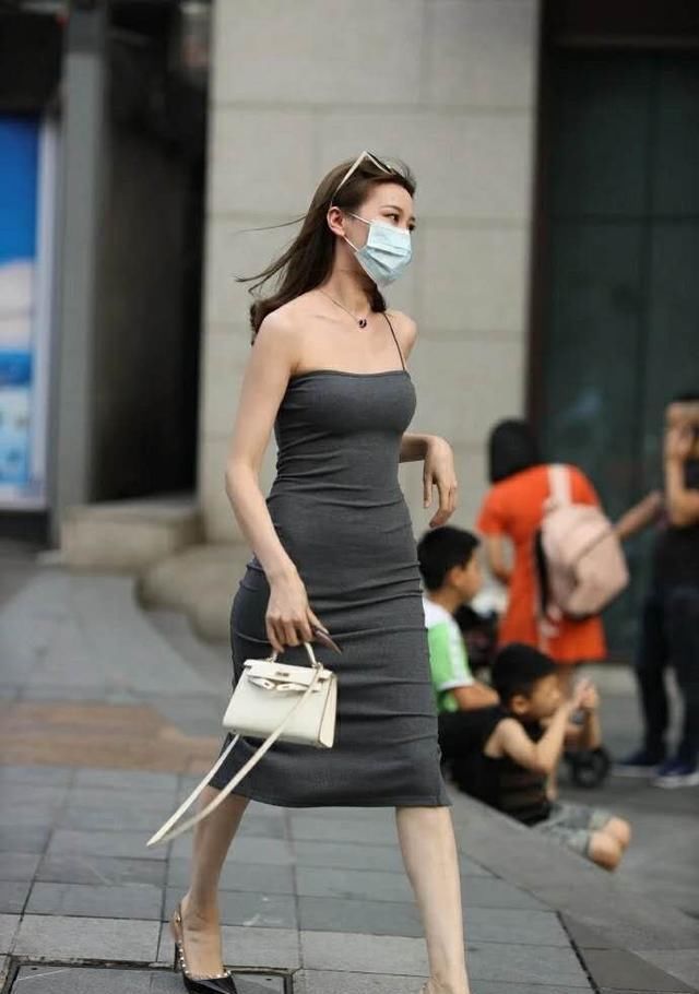 婀娜的美女,黑色紧身裙,穿出了最美的背影