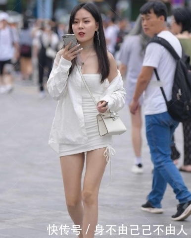 纯白色修身吊带连衣裙,搭配纯白色开口衬衫,清新简约