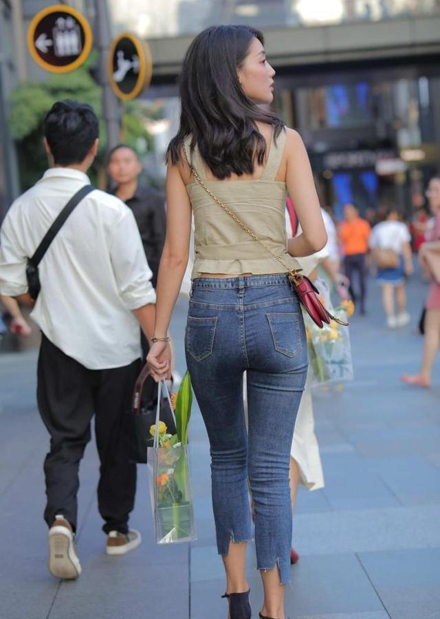 修身 小姐姐“修身牛仔裤”,独特剪裁凸显出时尚感,还凸显身材