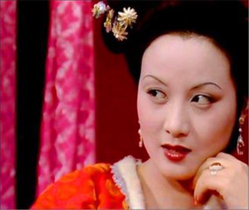 薛姨妈&难怪黛玉要把宫花扔给周瑞家的,你看薛姨妈说了些什么