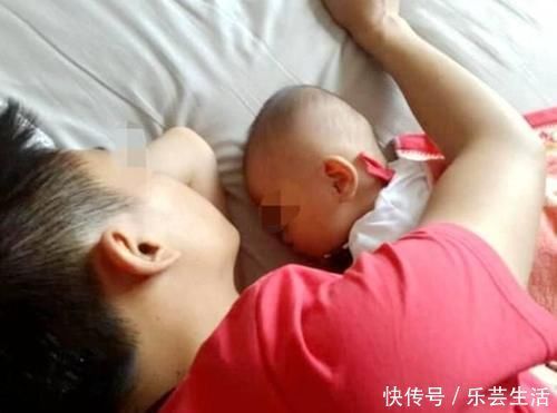 睡着|爸爸陪娃睡觉,醒后发现娃不见了,吓坏了赶紧找,结果自己都乐了