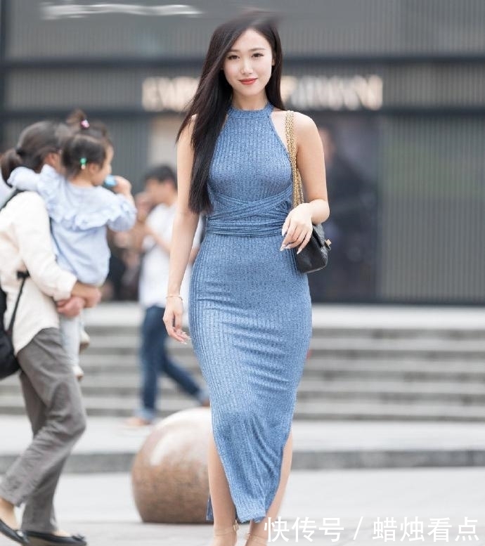 街拍: 连衣裙穿出好身材, 会让人无法移开眼光!