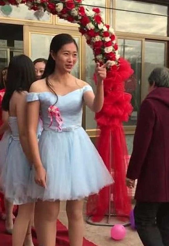 闺蜜|婚礼现场,伴娘实力“挡镜头”,新娘一脸无奈:今天是我结婚吗?